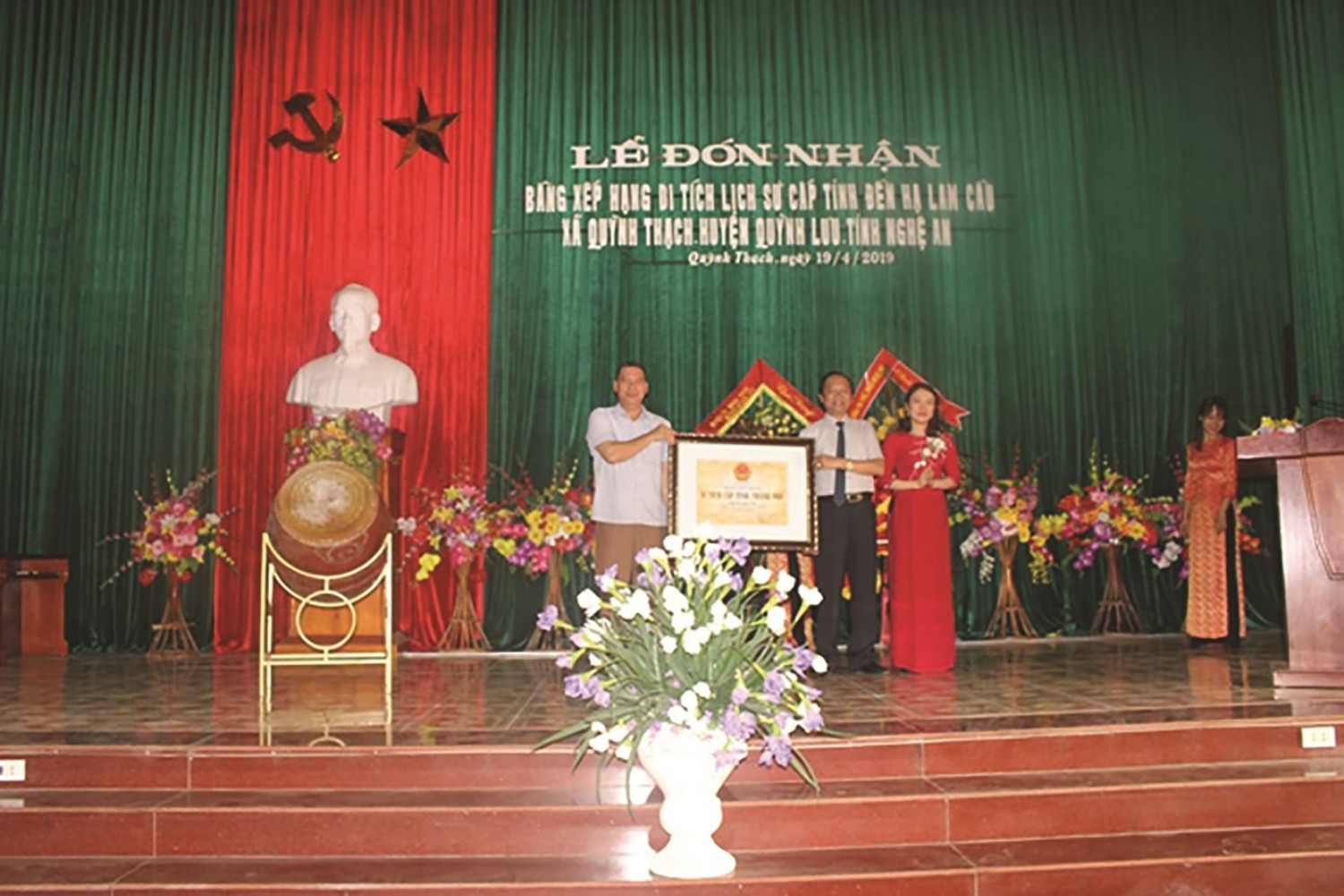 Bà Trần Thị Mỹ Hạnh – Phó Giám đốc Sở  VHTT Nghệ An trao Bằng công nhận Đền Hạ Lam Cầu là di tích lịch sử cấp tỉnh