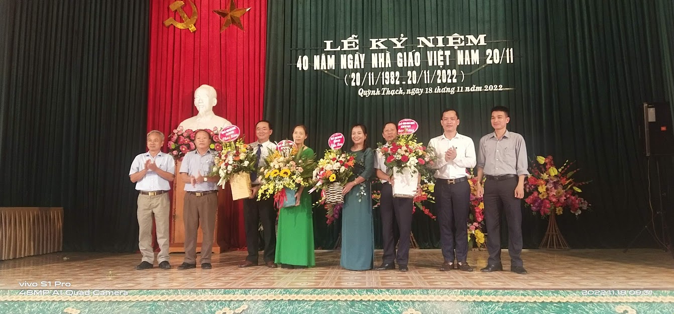 Lãnh đạo địa phương tăng hoa cho các nhà trường nhân kỷ niệm 40 năm ngày nhà giáo Việt Nam