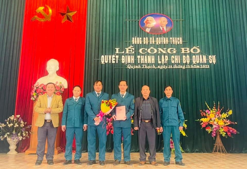 Đồng chí Đặng Ngọc Hoà - PBT Đảng ủy trao quyết định cho các đồng chí trong chi bộ