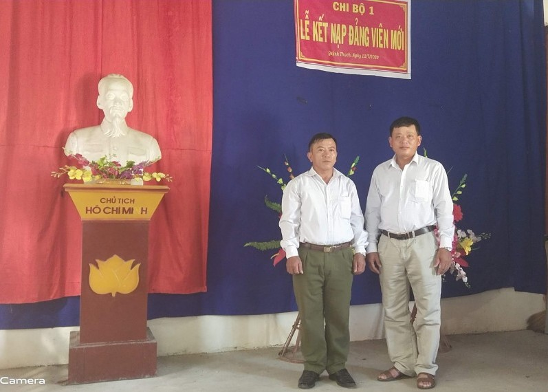 Lễ kết nạp Đảng đ/c Nguyễn Sỹ Doạt và đ/c Nguyễn Đình Tính hội viên ND chi hội 1.